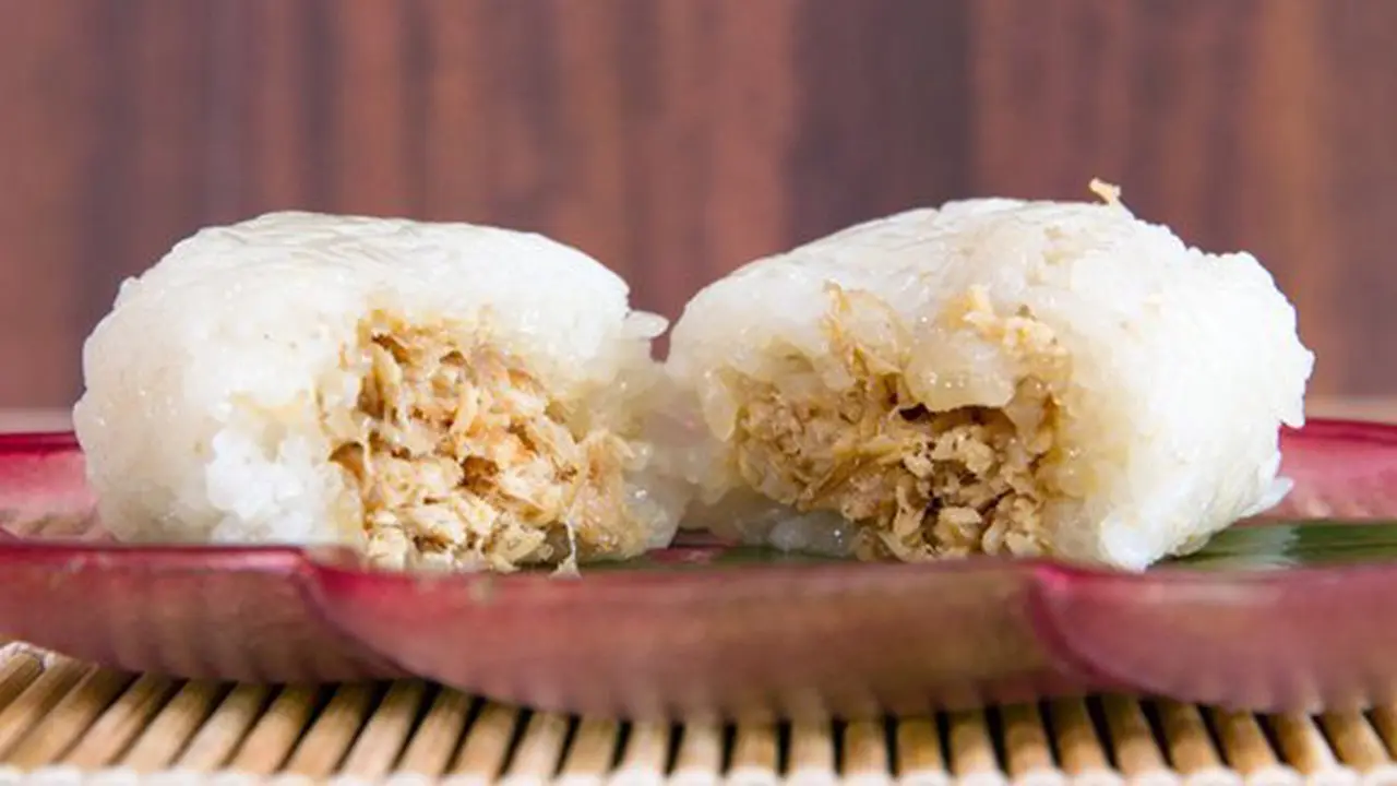 Ayam suwir untuk isian lemper/copyright Shutterstock.com