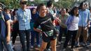 Peserta mengikuti flashmob dalam Pawai Tolak Plastik Sekali Pakai di Lapangan Aspirasi Monas, Jakarta, Minggu (21/7/2019). Pawai bebas plastik ini akan menjadi aksi terbesar di Indonesia untuk menolak penggunaan plastik sekali pakai karena sudah mengancam lingkungan. (Liputan6.com/Immanuel Antonius)