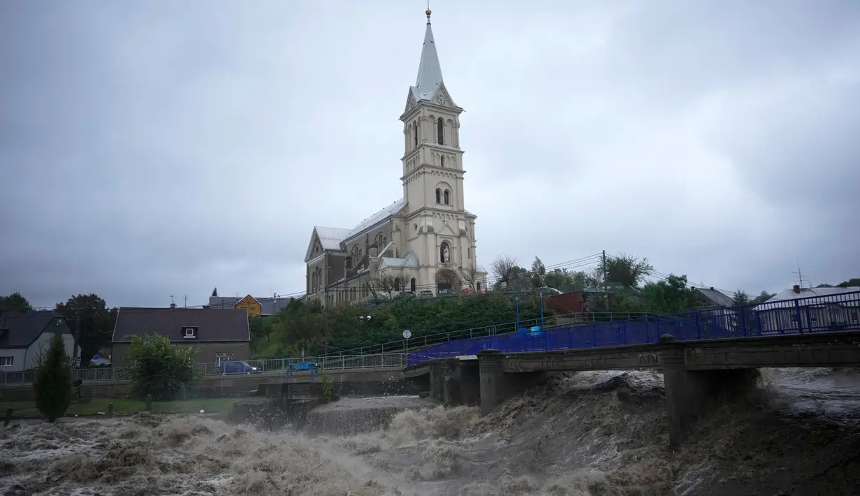 Sungai Bela mengalir melewati sebuah gereja saat banjir di Mikulovice, Republik Ceko, Sabtu, 14 September 2024. (AP Photo/Petr David Josek)