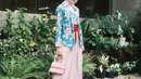 Tampil manis dengan padu padan kebaya kutubaru bermotif bunga warna biru cerah, rok panjang dan sepatu boots. [Instagram/ansellmaputri]