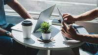 Ilustrasi Orang yang Bekerja dengan Laptopnya/copyright Unsplash/Maranda Vandergriff