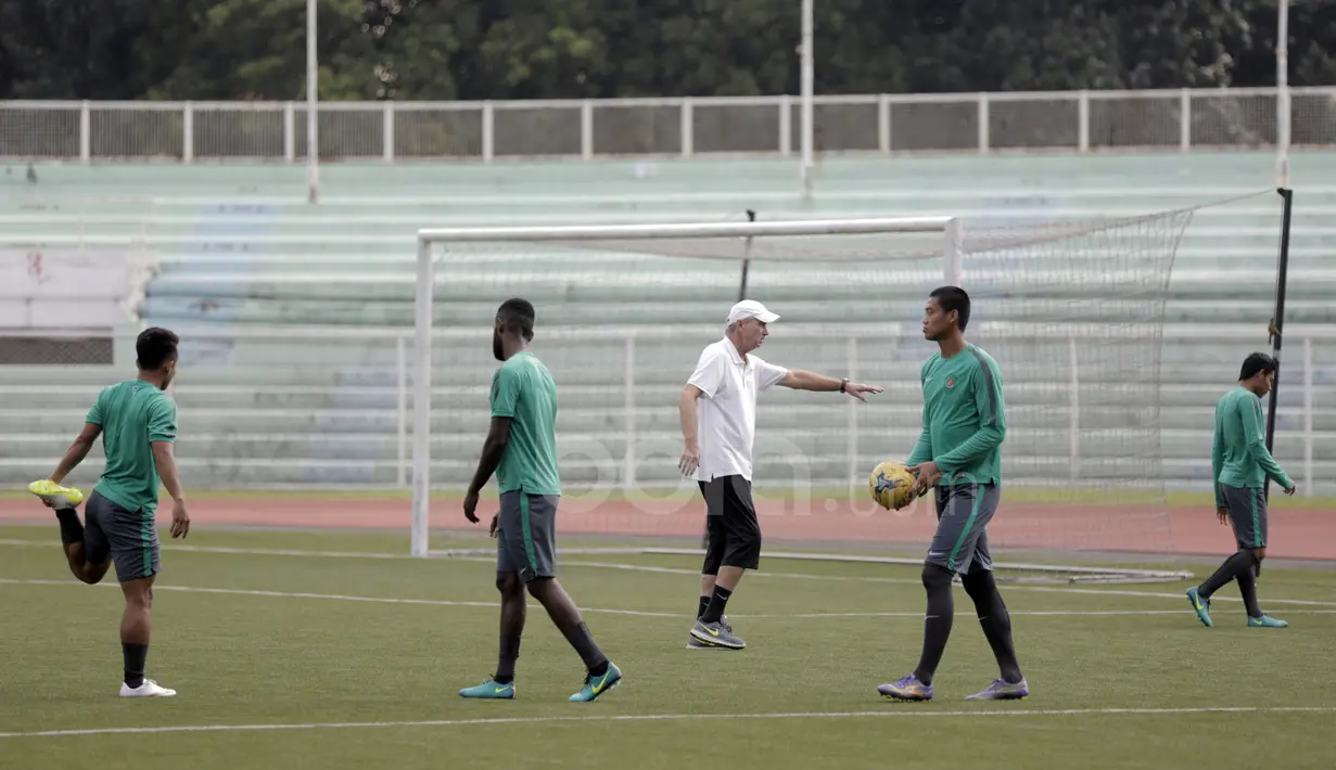 Pelatih Alfred Riedl memimpin sesi latihan Timnas Indonesia di Stadion Rizal Memorial Commissions, Manila, (23/11/2016).  (Bola.com/Nicklas Hanoatubun)