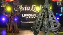 Model membawakan kostum dari ragam budaya Asia pada acara Jember Fashion Carnaval (JFC) di Lippo Mall Kemang, Jakarta, Senin (20/8). JFC yang digelar pada 20 dan 21 Agustus menampilkan lebih dari 50  kostum. (Liputan6.com/Fery Pradolo)
