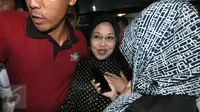 Sylviana Murni dikawal ketat saat meninggalkan gedung Ombudsman usai menjalani pemeriksaan Dir Tipikor Bareskrim Polri, Jakarta, Rabu (2/1). Ia diperiksa sebagai saksi dugaan korupsi dana hibah Kwarda Pramuka Jakarta. (Liputan6.com/Helmi Fithriansyah)