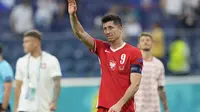 Reaksi striker Polandia, Robert Lewandowski setelah timnya tersingkir dari Euro 2020 / 2021. Polandia gagal menembus babak penyisihan grup setelah kalah 2-3 dari Swedia di laga pamungkas Grup E. (Dmitry LOVETSKY / AFP)