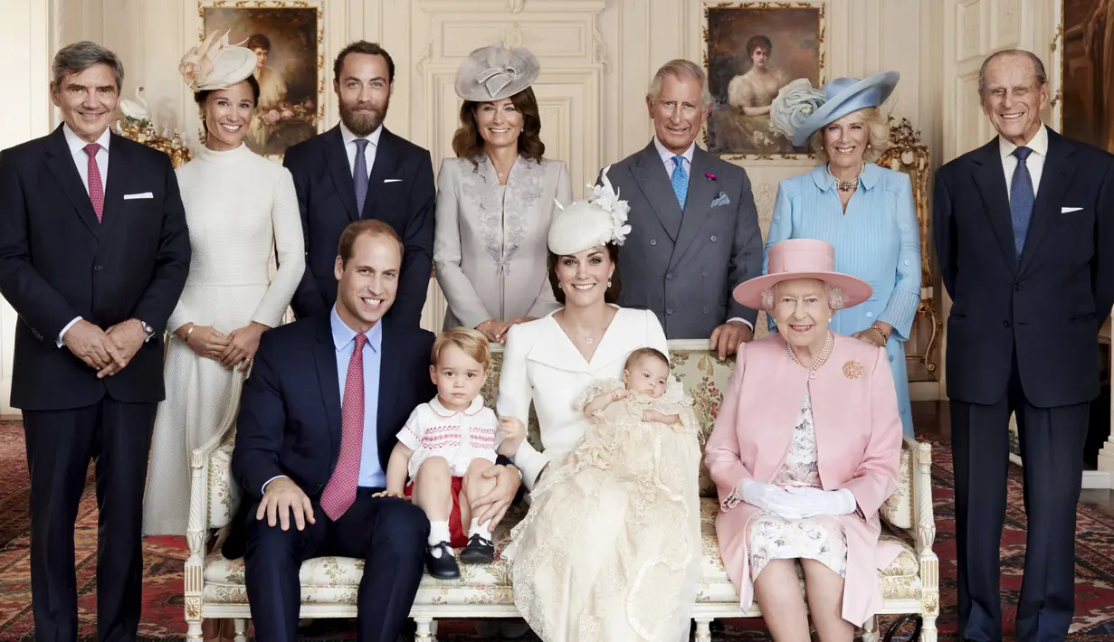 Mulai dari Ratu Elizabeth, Pangeran Philip, Charles dan istri, Camilla, beserta keluarga Middleton hadir saat pembaptisan Charlotte pada 6 Juli lalu di Sandringham, Inggris, Kamis (9/7/2015). (REUTERS/Mario Testino/Art Partner/Handout)