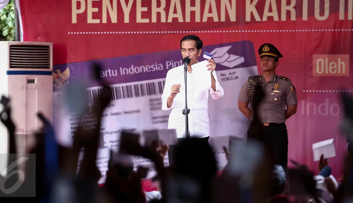 Presiden Joko Widodo (Jokowi) menjelaskan tentang manfaat dari Kartu Indonesia Pintar (KIP) di Ambon, Maluku, (8/2). Jokowi membagikan sekitar 1.265 KIP untuk para siswa di Ambon. (Liputan6.com/Faizal Fanani)