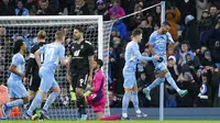 Pemain Manchester City Riyad Mahrez (kanan) melakukan selebrasi usai mencetak gol ke gawang Fulham dari titik penalti pada pertandingan sepak bola putaran keempat Piala FA di Etihad Stadium, Manchester, Inggris, 5 Februari 2022. Manchester City menang 4-1. (AP Photo/Jon Super)