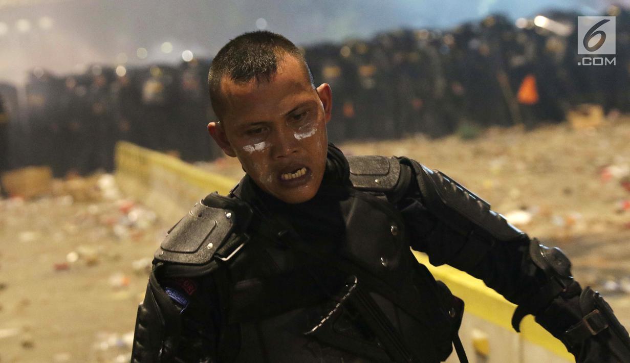 Personil Kepolisian dari satuan Brimob saat menghalau massa yang berlaku anarkis di sekitar depan Gedung Bawaslu, Jalan MH Thamrin, Jakarta, Rabu (22/5/2019). Aksi unjuk rasa yang dimotori GNKR berakhir ricuh. (Liputan6.com/HelmiFithriansyah)