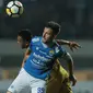 Pemain Persib Bandung, Jonathan Bauman berebut bola dengan pemain Mitra Kukar, Hendra Bayauw pada laga Liga 1 Indonesia di GBLA, (8/4/2018). (Bola.com/Nick Hanoatubun)