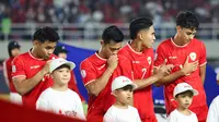 Pemain Timnas Indonesia, Pratama Arhan mencium jersey setelah menyanyikan lagu kebangsaan Indonesia Raya pada&nbsp;laga Grup B Piala AFF 2024 melawan Filipina yang berlangsung di Stadion Manahan, Solo, Jawa Tengah, Sabtu (21/12/2024). (Bola.com/Abdul Aziz)