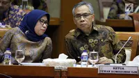 Ketua Dewan Komisoner OJK Wimboh Santoso (kanan) dan Wakil Ketua Dewan Komisoner OJK Nurhaida saat rapat panja dengan Komisi XI di Kompleks Parlemen Senayan, Jakarta, Selasa (11/12). (Liputan6.com/JohanTallo)