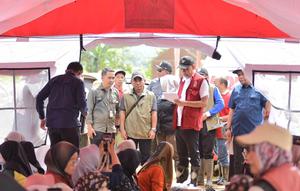 Wakil Menteri Sosial (Wamensos)&nbsp;Agus Jabo Priyon tanah longsor di Desa Cibeunying, Kecamatan Majenang, Kabupaten Cilacap, Jawa Tengah. (Tim Humas Kemensos)