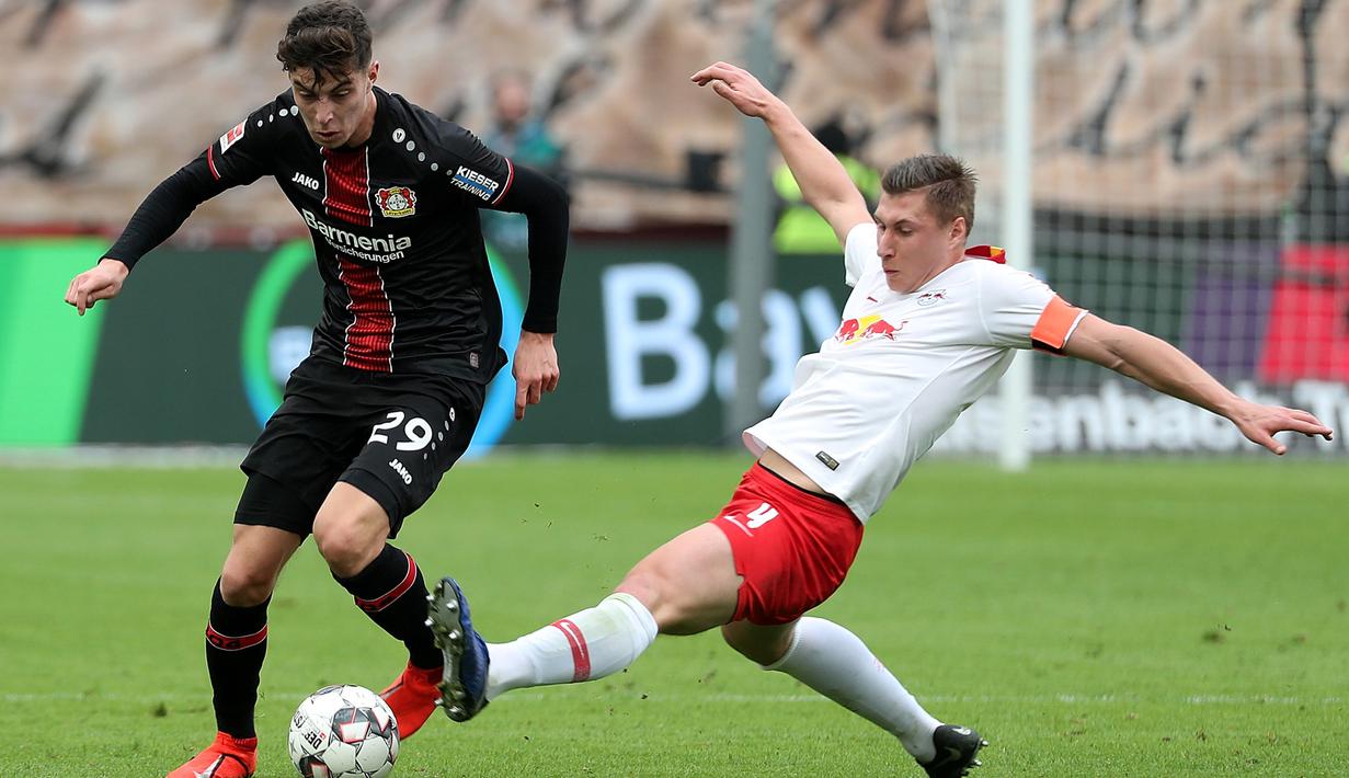 Gelandang Leverkusen, Kai Havertz, berebut bola dengan bek RB Leipzig, Willi Orban vie, dalam laga kompetisi Bundesliga di Leverkusen, Jerman pada 6 April 2019. Bayer Leverkusen kalah 2-4 atas Leipzig. (AFP/Hasan Bratic)