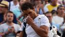 Petenis Spanyol, Rafael Nadal, bereaksi sebelum meninggalkan lapangan usai dikalahkan petenis asal Luksemburg, Giller Muller, di perempat final Wimbledon 2017, Senin (10/7). Nadal disingkirkan petenis unggulan ke-16 asal Luksemburg. (Glyn KIRK / AFP)