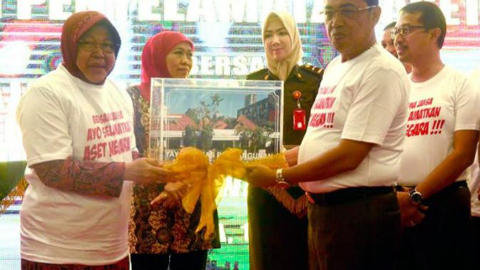 Kejaksaan Tinggi (Kejati) Jawa Timur resmi menyerahkan aset Yayasan Kas Pembangunan Surabaya kepada Pemerintah Kota (Pemkot) Surabaya (Foto:Liputan6.com/Dian Kurniawan)
