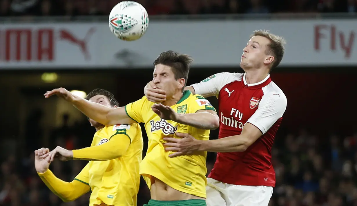 Duel pemain Arsenal, Rob Holding (kanan) dan pemain Norwich City, Timm Klose pada laga Piala Liga Inggris di Emirates Stadium, London, (24/10/2017). Arsenal menang 2-1. (AP/Alastair Grant)