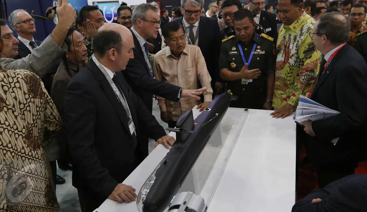 Wakil Presiden Jusuf Kalla meninjau booth peserta usai membuka pameran Indo Defence 2016 Expo & Forum di JIExpo Kemayoran, Jakarta, Rabu (2/11). Indo Defence 2016 Expo & Forum diselenggarakan dari tanggal 2-5 November 2016. (Liputan6.com/Faizal Fanani)