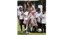 Istri Pangeran William, Catherine Middleton bermain bola bersama anak-anak di Mumbai, India, Minggu (10/4/2016). (Reuters/Mitesh Bhuvad/Pool)