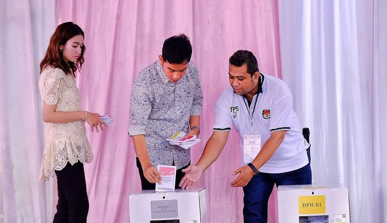 Kesan minimalis terpancar pada penampilan Selvi, sebab ia tak terlihat mengenakan tas yang biasa dibawa istri cawapres nomor urut 2 tersebut. [Instagram: @gibran_rakabuming].