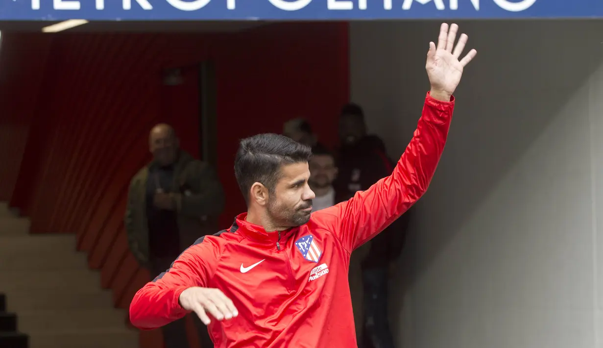 Striker Atletico Madrid, Diego Costa, menyapa suporter saat diperkenalkan di Stadion Wanda Metropolitan, Madrid, Minggu (31/12/2017). Diego Costa resmi kembali berseragam Atletico Madrid setelah terdepak dari Chelsea. (AP/Paul White)
