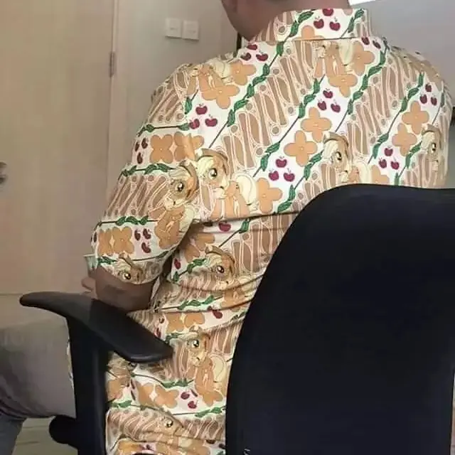 6 Potret Motif Batik Nyeleneh Ini Bikin Salah Fokus,