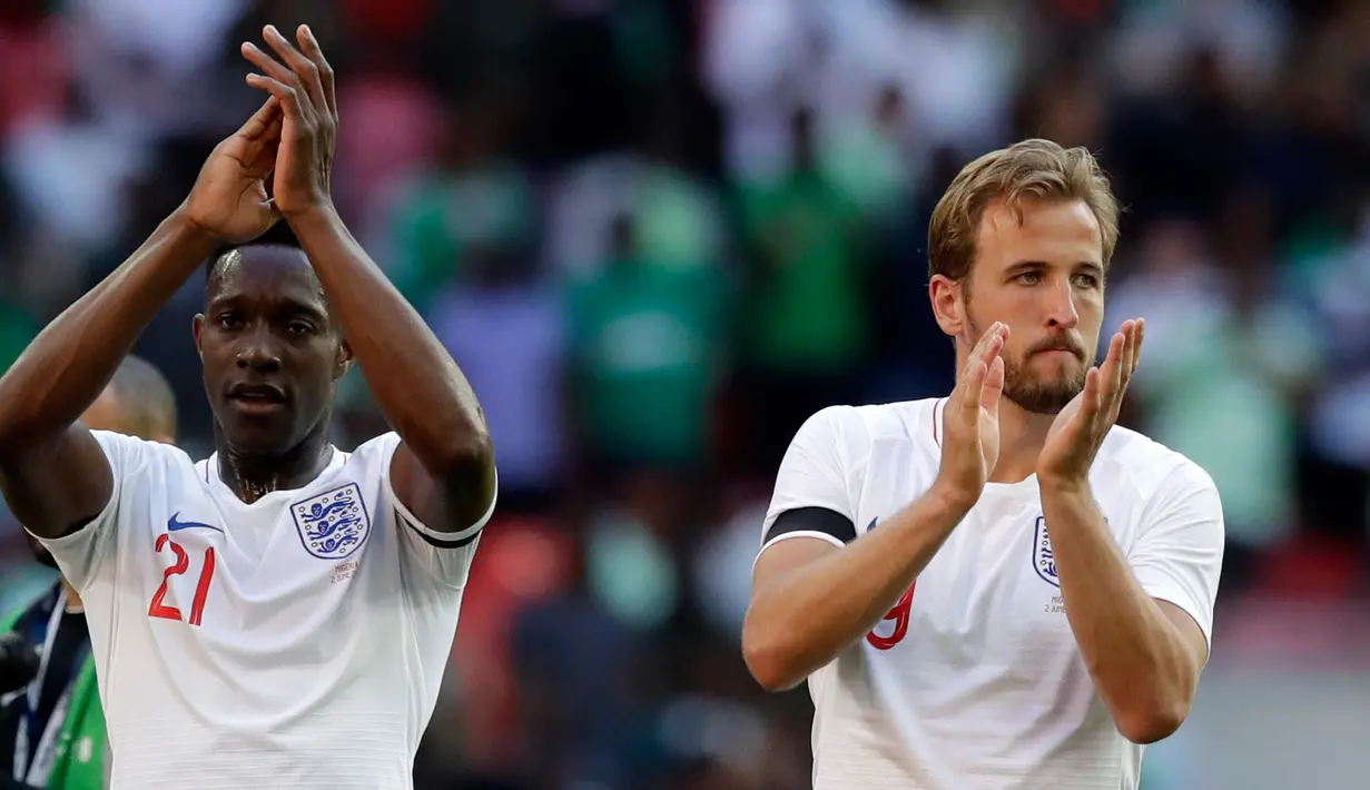 Pemain Inggris, Danny Welbeck (kiri) dan Harry Kane bertepuk tangan kepada pendukung di akhir laga uji coba Piala Dunia 2018 melawan Nigeria di Stadion Wembley, London, Inggris, Sabtu (2/6). Inggris menekuk Nigeria dengan skor 2-1.  (AP Photo/Matt Dunham)