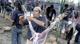 Setelah menggelar Salat Id, panitia Idul Adha Masjid Agung Al Azhar menggelar pemotongan hewan kurban yang sudah dititipkan masyarakat . (Liputan6.com/Immanuel Antonius)