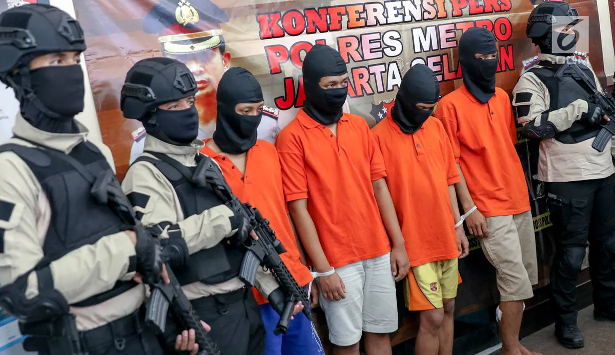 Polisi menunjukkan tersangka kasus begal di Mapolres Metro Jakarta Selatan, Selasa (17/7). Polisi meringkus lima pembegal yang telah beraksi sebanyak tujuh kali di Depok serta tiga kali di Jakarta Selatan. (Liputan6.com/Immanuel Antonius)