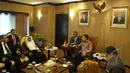 Ketua DPR RI Setya Novanto (kanan) saat berdialog dengan Delegasi Majelis Syuro Parlemen Arab Saudi, Jakarta, (2/2/2015). Dalam pertemuan ini membahas hubungan bilateral Indonesia dengan Arab Saudi. (Liputan6.com/Andrian M Tunay)