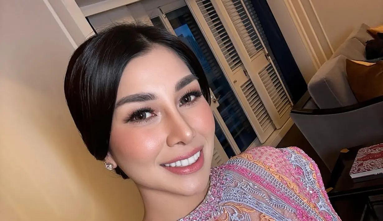 Untuk tatanan rambut, Nisya memilih sanggul rapi yang mempertegas kesan anggun dan formal, menjadikannya cocok untuk menghadiri acara pernikahan mewah seperti ini. [@nissyaa].