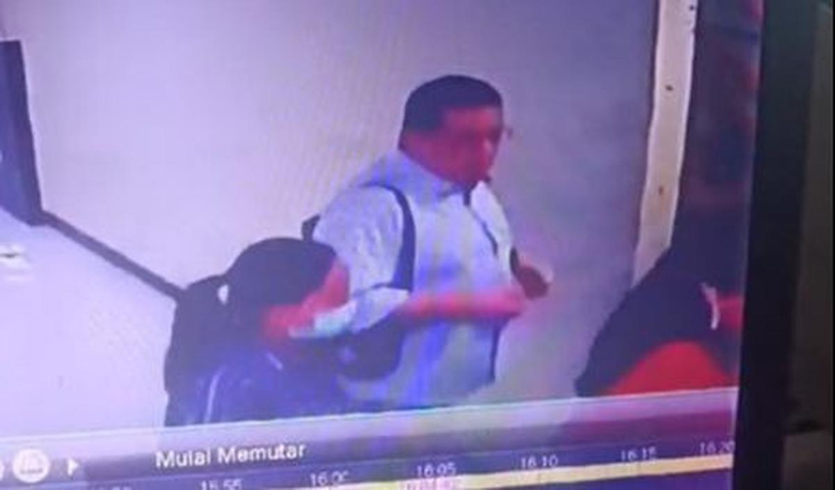 "Jam 16.04 WIB, para korban ini masuk dalam lift terekam ini EA mencium-cium kening dari ketiga orang lainnya. Setelah dicium-cium keningnya, AEL terlihat mengumpulkan handphone-handphone dari semuanya untuk naik ke atas," <br>