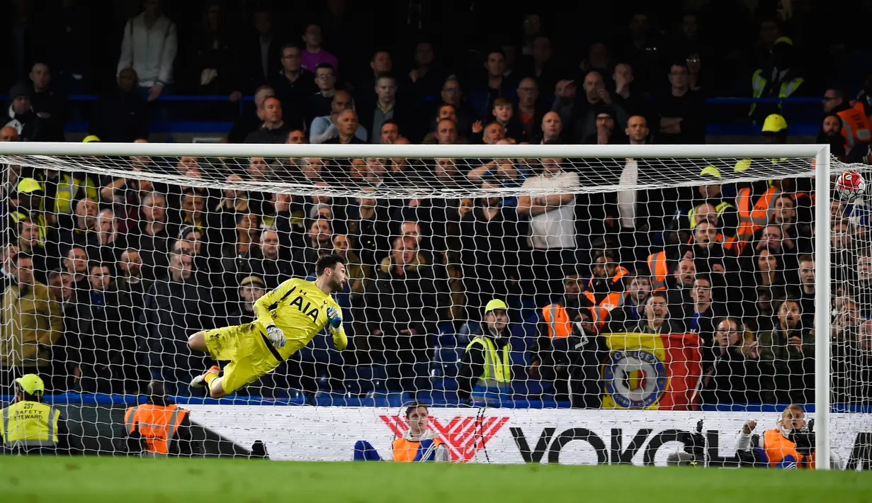 Kiper Tottenham, Hugo Lloris gagal menghalau tendangan yang dilepaskan gelandang Chelsea, Eden Hazard pada lanjutan liga Inggris  di Stamford Bridge, London, (3/5). Chelsea bermain imbang dengan Tottenham dengan skor 2-2. (AFP PHOTO/Dylan Martinez)
