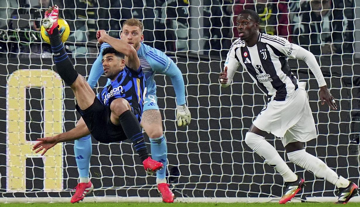 Pemain Inter Milan, Mehdi Taremi berusaha mencetak gol ke gawang Juventus melalui tendangan salto dalam laga lanjutan Liga Italia 2024/2025 di Juventus Stadium, Turin, Italia, Senin (17/02/2025) WIB. (AP Photo/LaPresse/Fabio Ferrari)