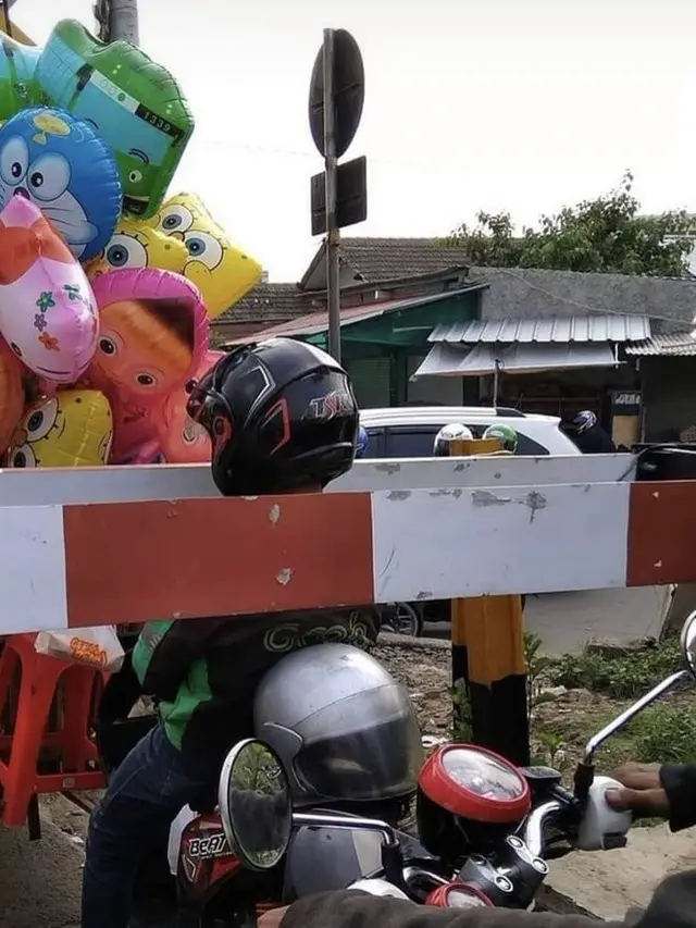 6 Potret Pengendara Motor Terjebak di Pintu Palang Kereta Api Ini Bikin Deg-degan