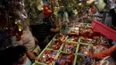 Menjelang hari raya Natal, umat Kristiani mulai memadati pusat perbelanjaan untuk membeli pernak-pernik hiasan pohon Natal, Jakarta, Sabtu (13/12/2014). (Liputan6.com/Johan Tallo)