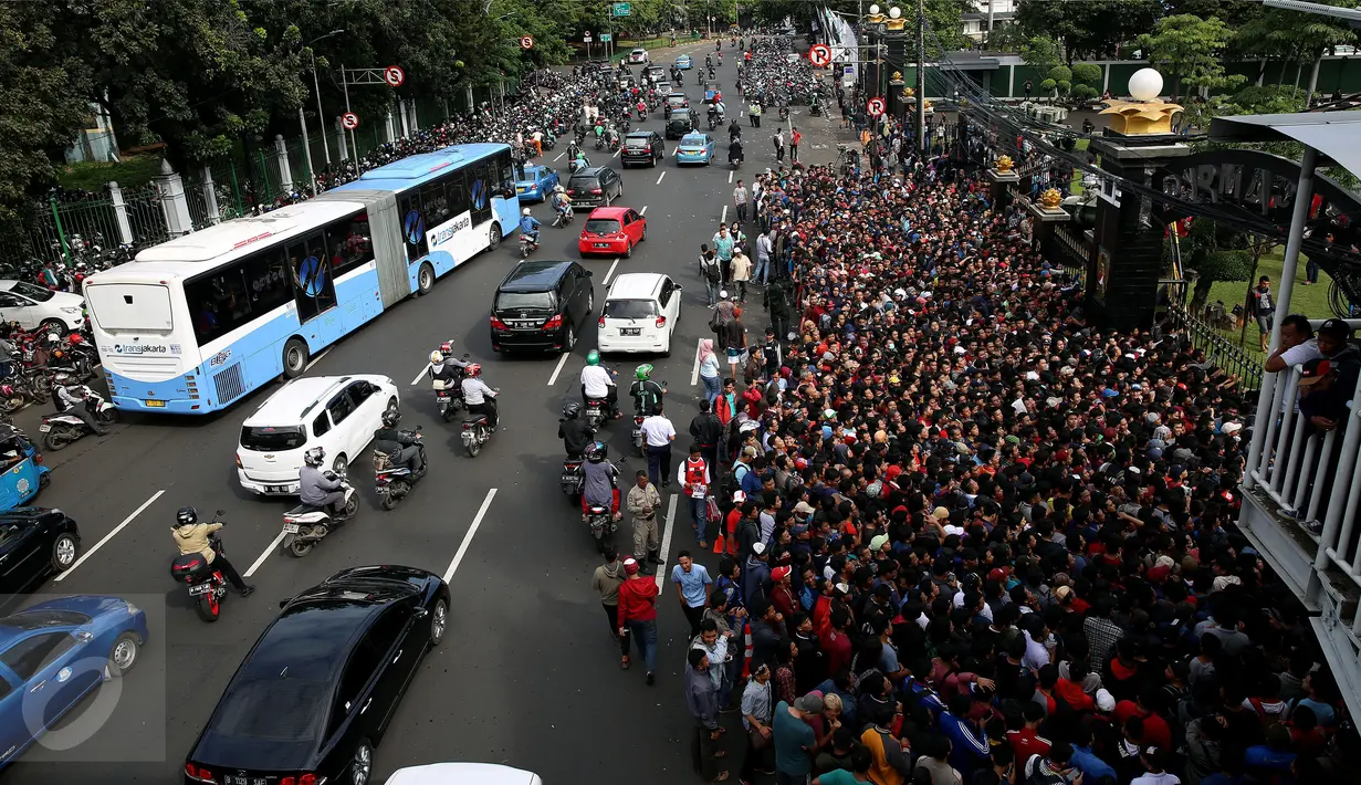 Suasana antrean di lokasi penjualan tiket Final Piala AFF di Markas Garnisun Tetap 1, Gambir, Jakarta, Selasa (13/12). Final Piala AFF akan dihelat di Stadion Pakansari, Bogor pada Rabu, 14 Desember 2016 mendatang. (Liputan6.com/Johan Tallo)