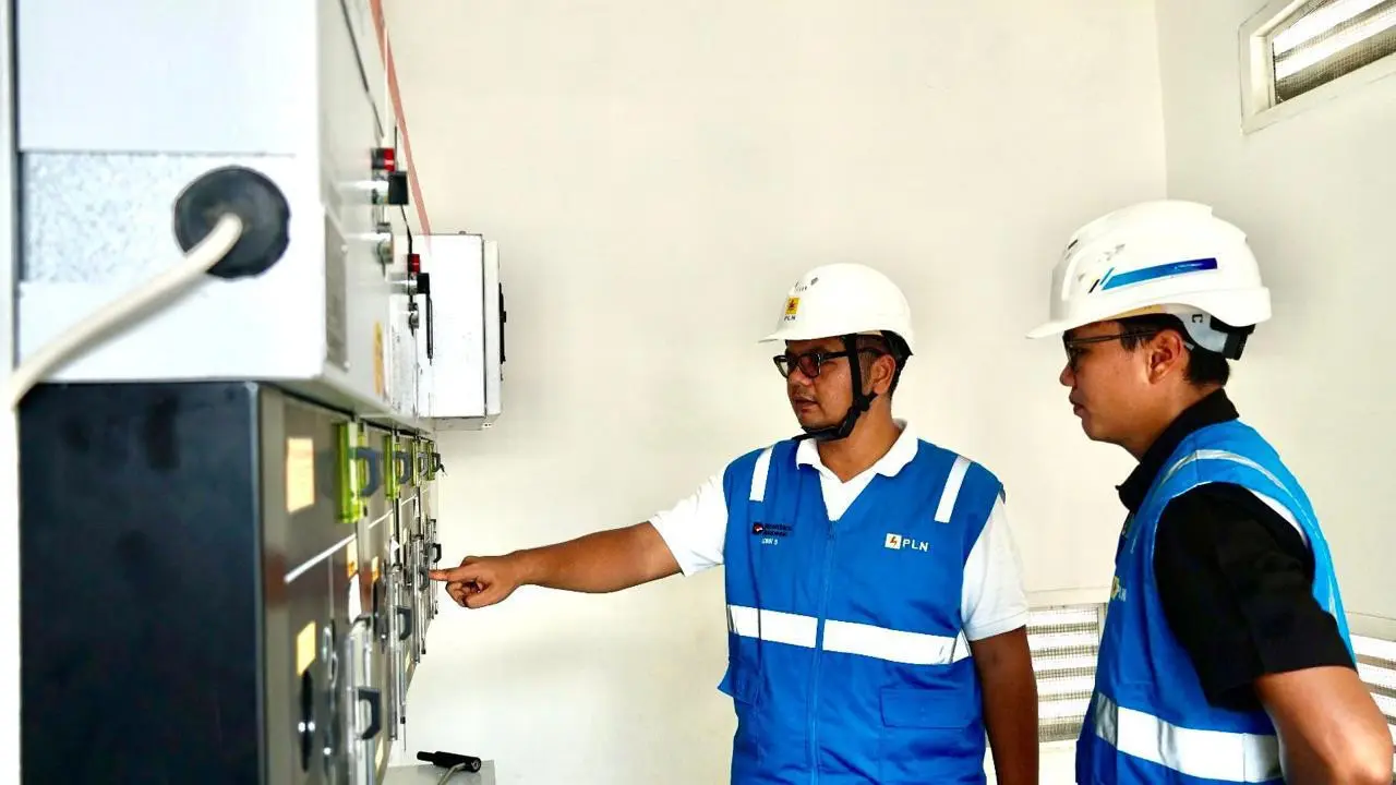 Manager PLN UP3 Cengkareng, Robin Septavyn (kiri) melakukan pengecekan panel listrik.