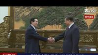 Presiden China Xi Jinping bertemu dengan mantan Presiden Taiwan&nbsp;Ma Ying-jeou di Aula Besar Rakyat di Beijing pada Rabu (10/4/2024). (Dok. TVBS via AP)