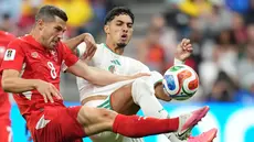 Pemain Swiss Remo Freuler berebut bola dengan pemain Aljazair Fares Chaibi selama pertandingan sepak bola babak 32 Piala Dunia antara Swiss dan Aljazair di Vancouver, British Columbia, (AP Photo/Abbie Parr)