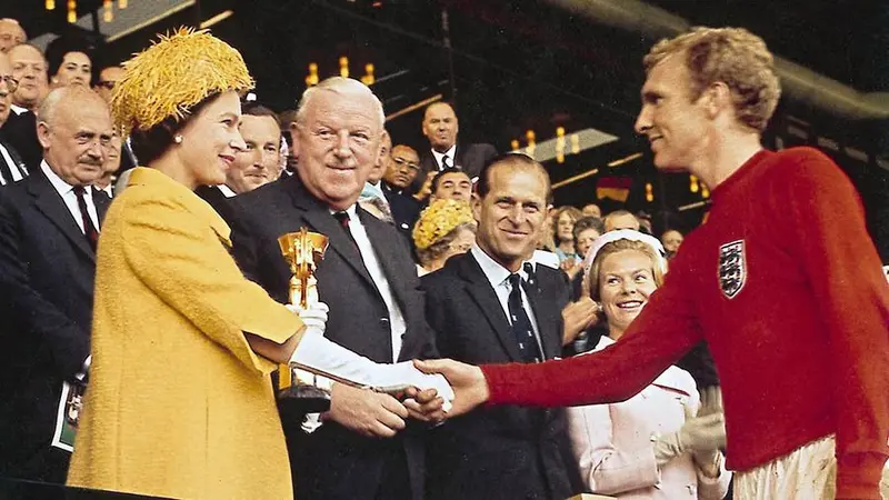 Ratu Elizabeth II saat menyerahkan trofi Piala Dunia 1966 ke pemenang, timnas sepak bola Inggris (file / FA)