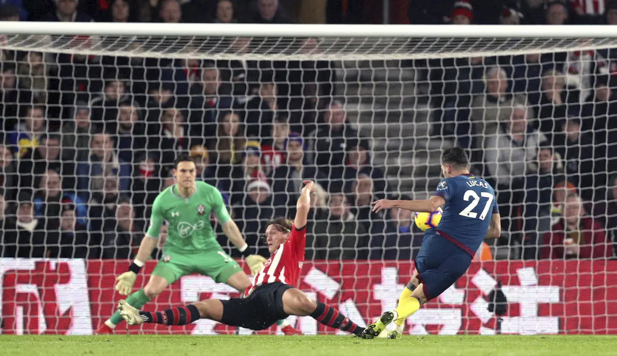 Pemain West Ham United, Lucas Perez, melepaskan tendangan saat melawan Southampton pada laga Premier League di Stadion St Mary, Kamis (27/12). West Ham United menang 2-1 atas Southampton. (AP/Andrew Matthews)