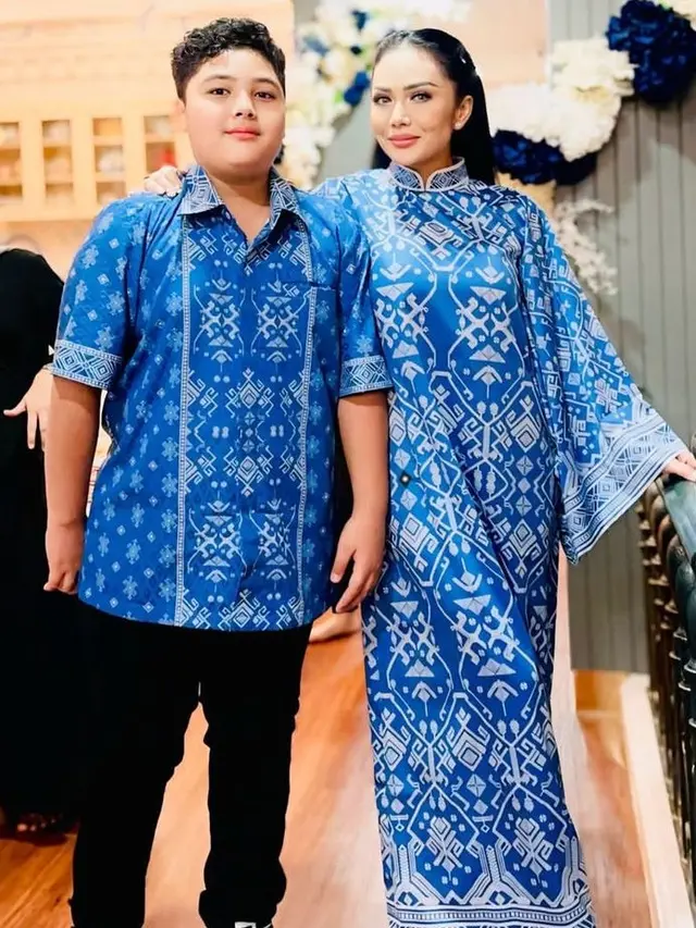 Adu Gaya Sarimbit Keluarga Ashanty dan Kris Dayanti: Inspirasi Tampilan Bermotif untuk Lebaran