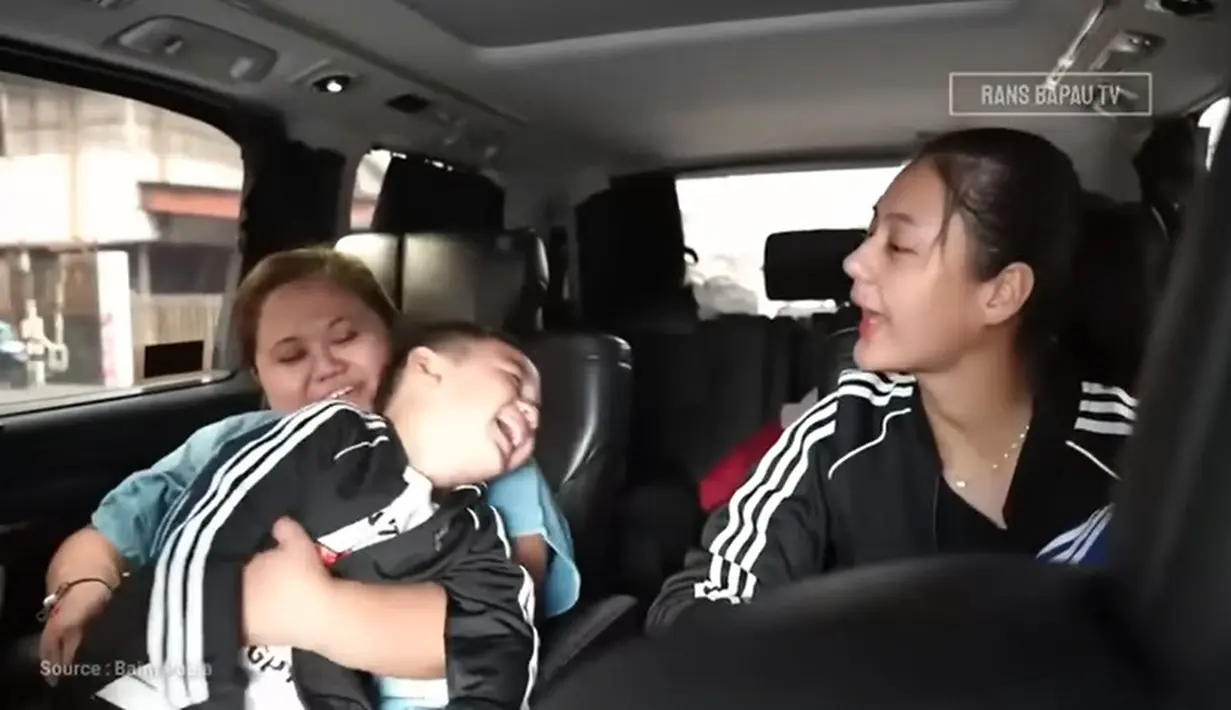 "He le (sebutan untuk anak kecil laki-laki), kowe anake sopo le, anake sopo jawab" tanya Paula dengan Jawa medok. Mendengar mamanya ngomong bahasa Jawa, tampak Kiano tak henti ketawa. "Mama Paula," jawab Kiano sambil ketawa. [Youtube/Rans Bapau TV]