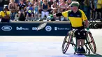 Petenis kursi roda dari Australia, Daniel Jeffery memukul bola setelah memenangkan pertandingan atas Amerika Serikat dalam pertandingan awal tenis kursi roda Invictus Games 2017 di Nathan Phillips Square. Toronto, (24/09) (Harry How / Getty Images / AFP)
