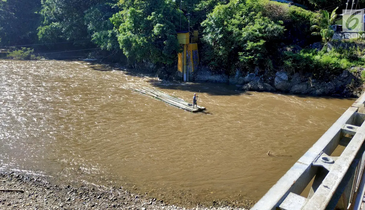 Bambu diikat seperti rakit kemudian diarak sepanjang puluhan kilometer menyusuri sungai Bone yang arus deras, tepatnya di Kabupaten Bone Bolango hingga berakhir di Kota Gorontalo. (Liputan6.com/Arfandi Ibrahim)