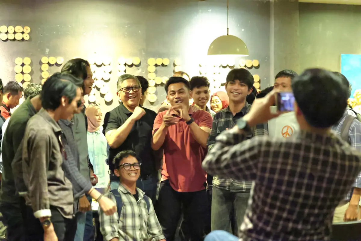 Hasto saat menghadiri Ngopi Kebangsaan bersama pemuda Sulsel di salah satu kafe di Makassar, Senin (24/11/2025). (Istimewa)