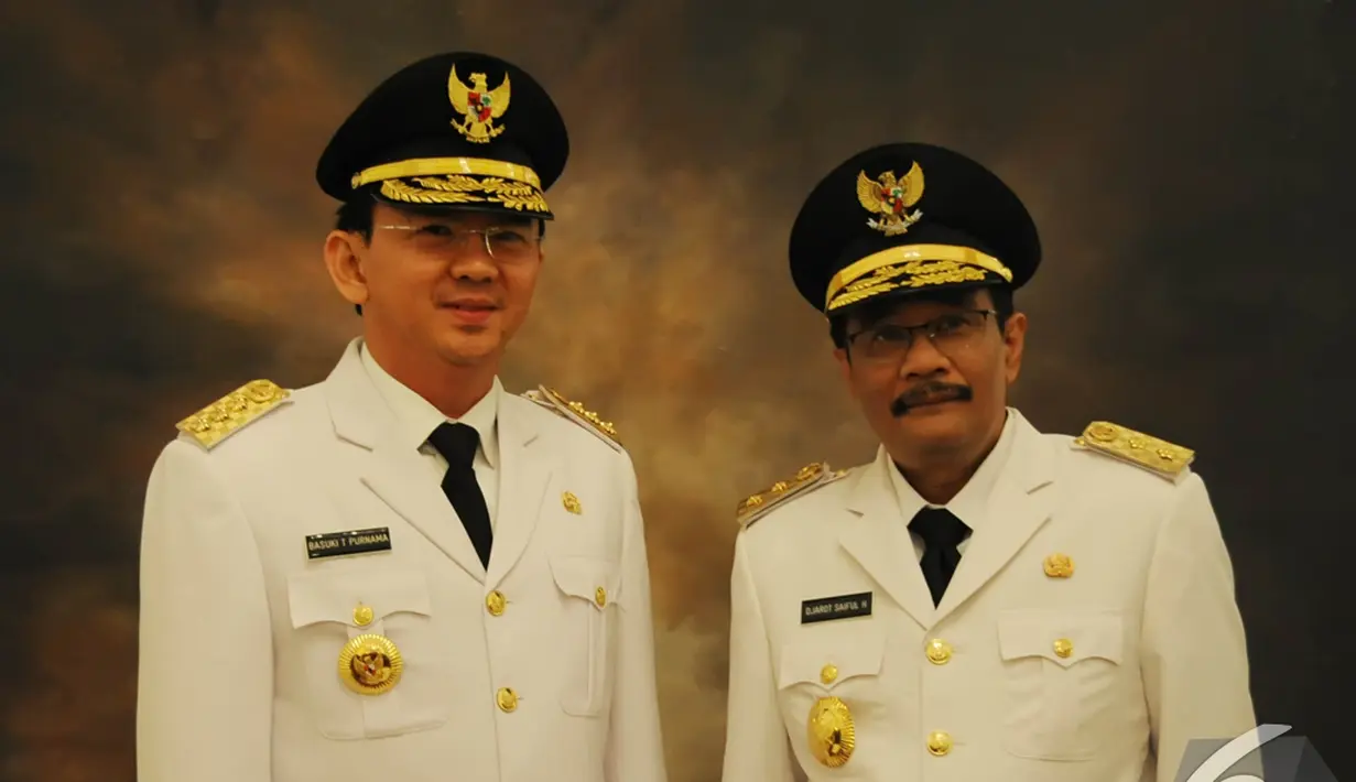 Basuki Tjahaja Purnama atau Ahok dan Djarot Saiful Hidayat berpose bersama usai acara  pelantikan Wakil Gubernur DKI Jakarta, Jakarta, Rabu (17/12/2014). (Liputan6.com/Herman Zakharia)