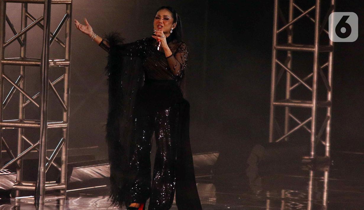 Selain berduet, 3 Diva dan Super Girls memiliki berkesempatan tampil terpisah di panggung Konser Super Diva. (Liputan6.com/Herman Zakharia)