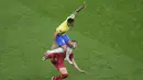 Gelandang Brasil Casemiro berebut bola dengan gelandang Serbia Sergej Milinkovic-Savic pada laga perdana Grup G Piala Dunia 2022 Qatar di Lusail Stadium, Jumat (24/11/2022) dini hari WIB. Selanjutnya, Brasil menghadapi Swiss di Stadium 974 Senin (28/11/2022). Pemenang pada laga ini akan memastikan tempat di babak 16 besar. (AP Photo/Darko Vojinovic)